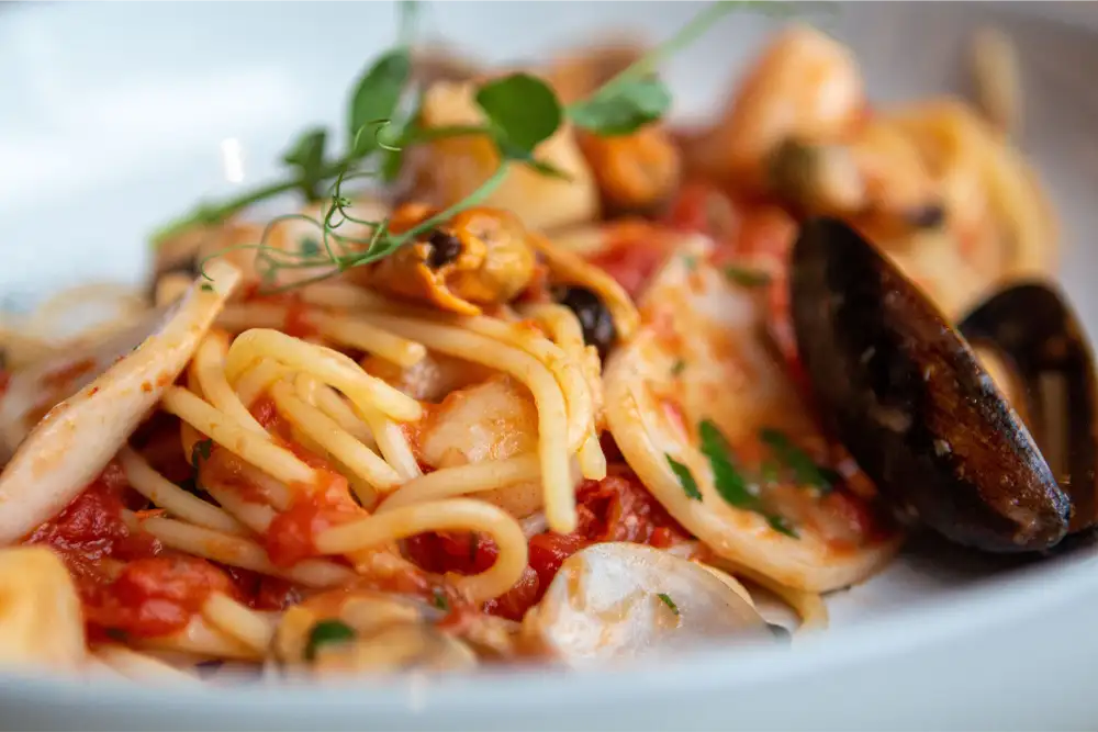 spagetti-s-moreproduktami-v-slivochno-tomatnom-souse